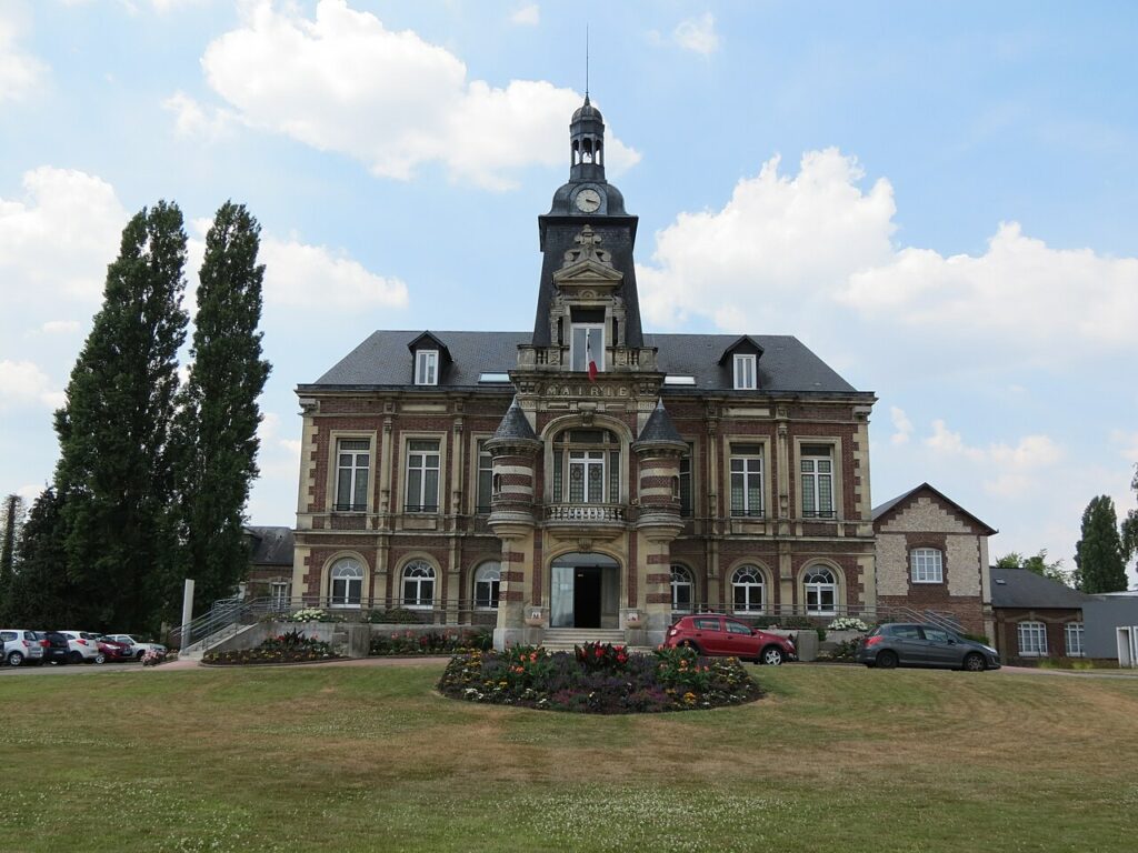 Château historique élaboré en brique et pierre, façade symétrique, horloge au centre, voitures garées devant, parc verdoyant. coût moyen d'un déménagement de longue distance.